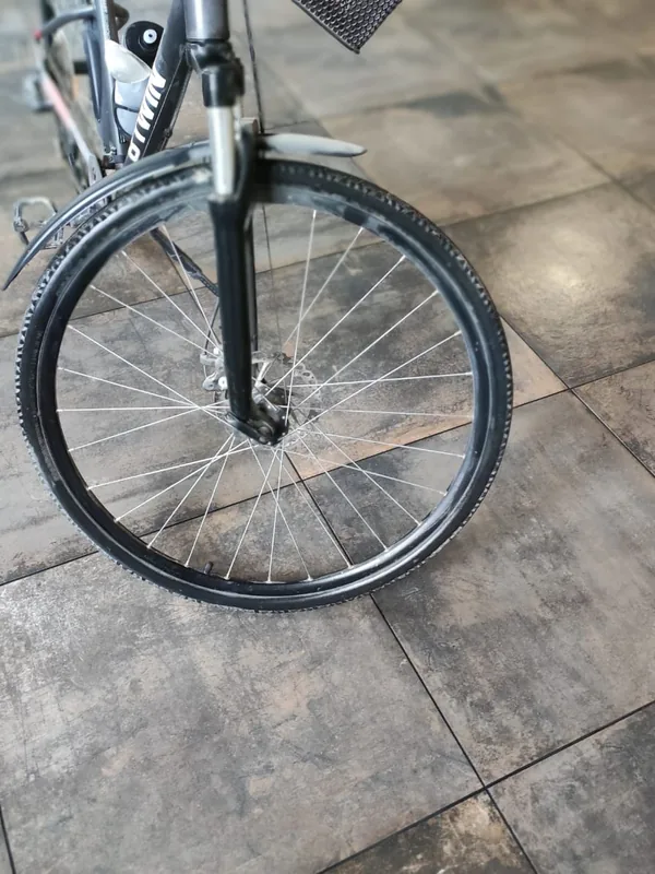 Vélo du compagnon posé sur le carrelage neuf, entre deux interventions